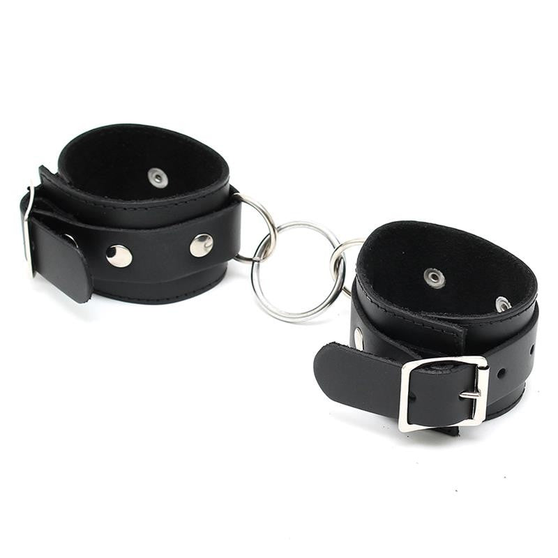 Manette Bondage in Pelle