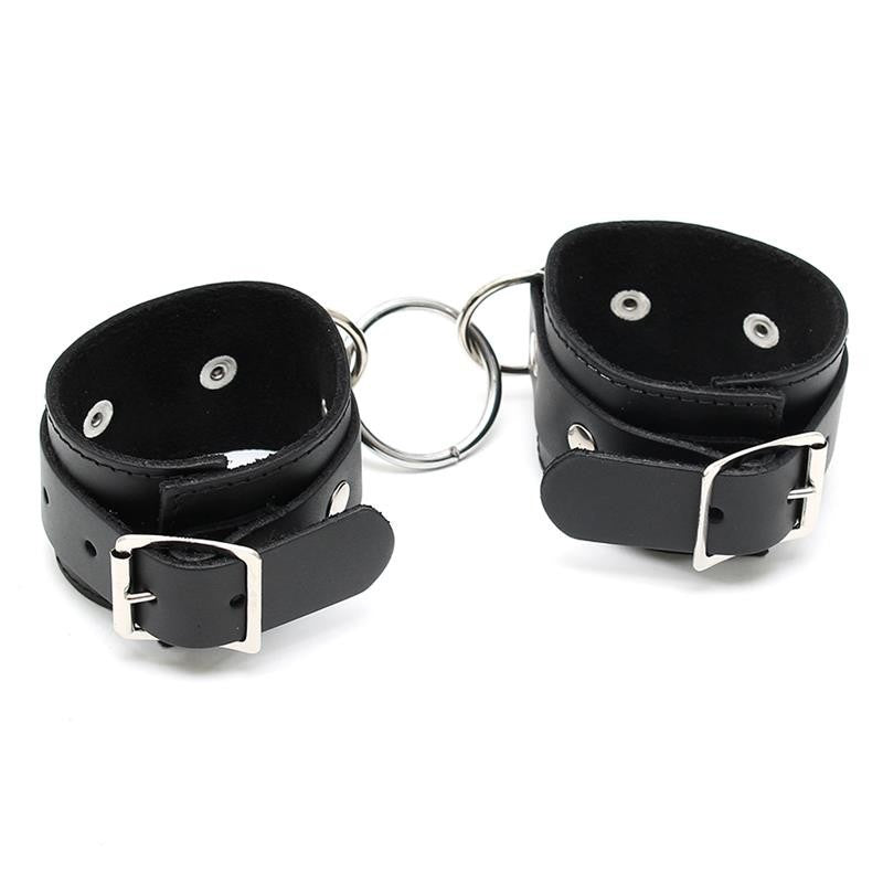 Manette Bondage in Pelle